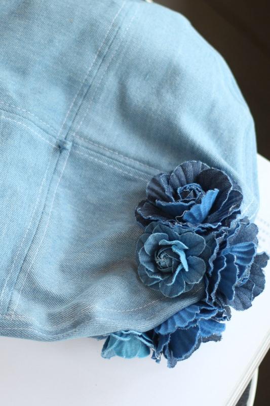 Model trägt das Camellia Denim Barett schick - KYMA