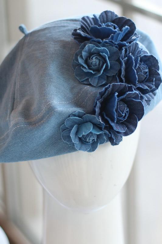 Nahaufnahme der Verarbeitung des Camellia Denim Baretts - KYMA