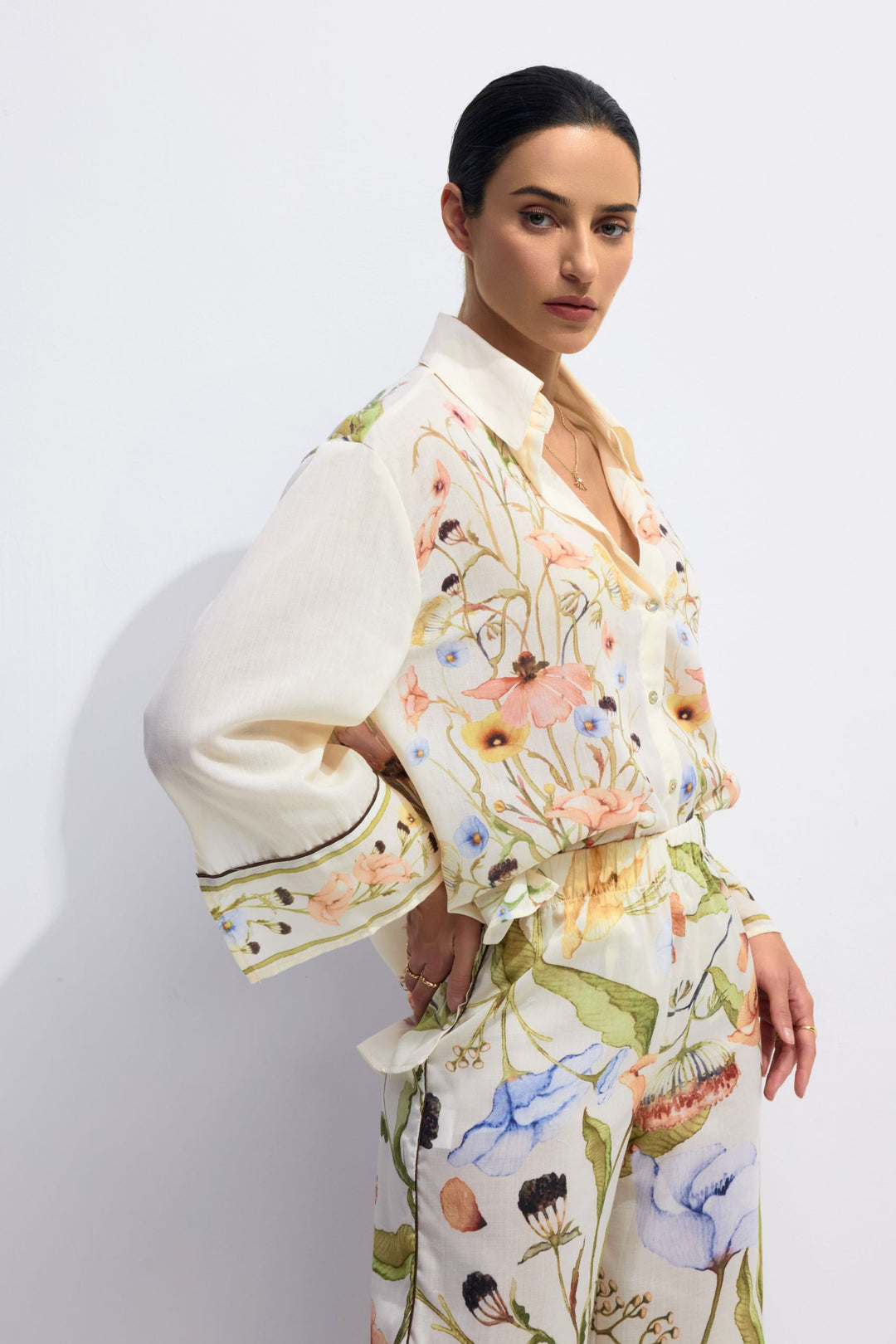 Detailaufnahme des Blumenmusters am Karen Set – KYMA