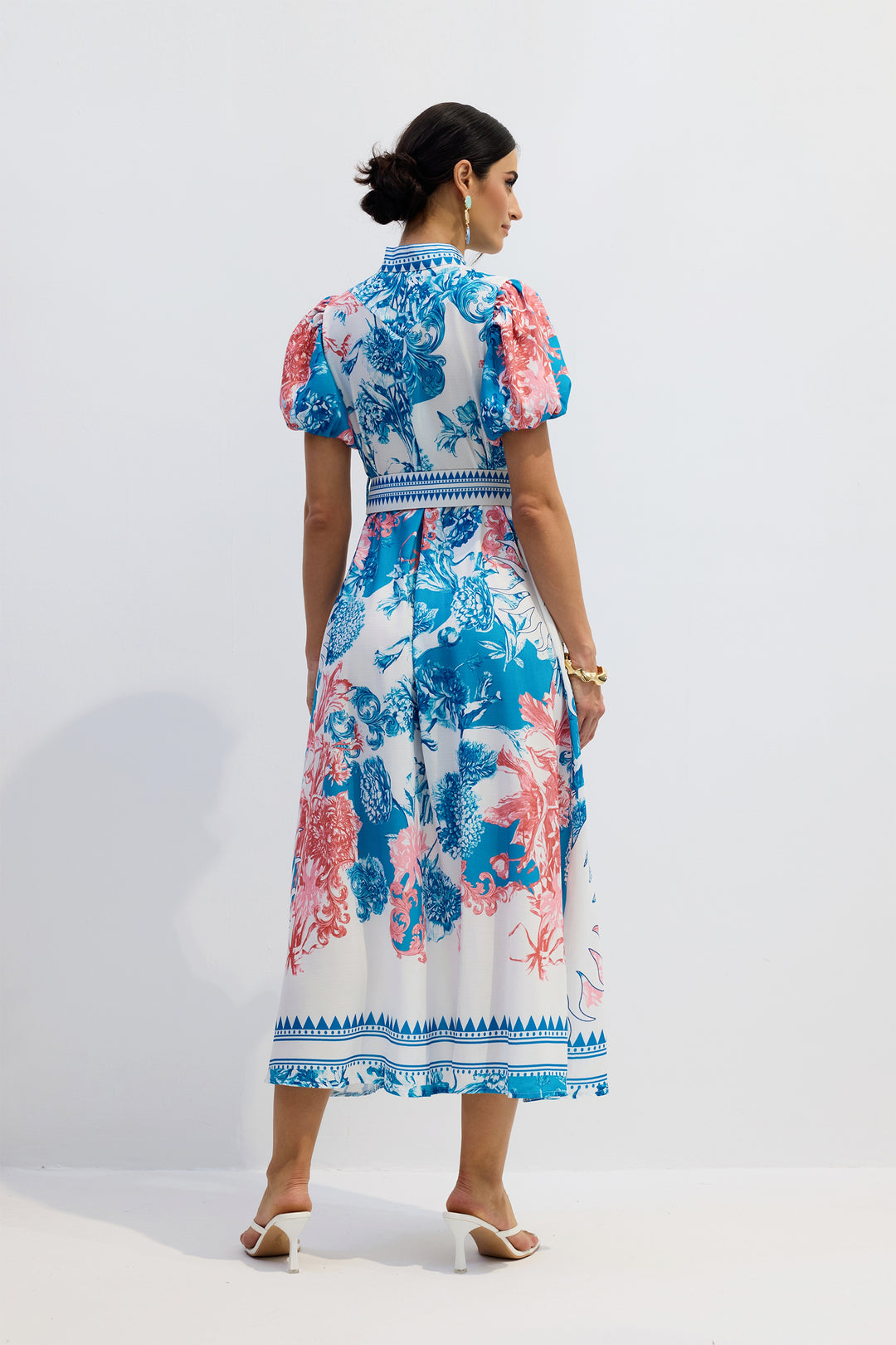 Model trägt das Karen Midi-Kleid - KYMA