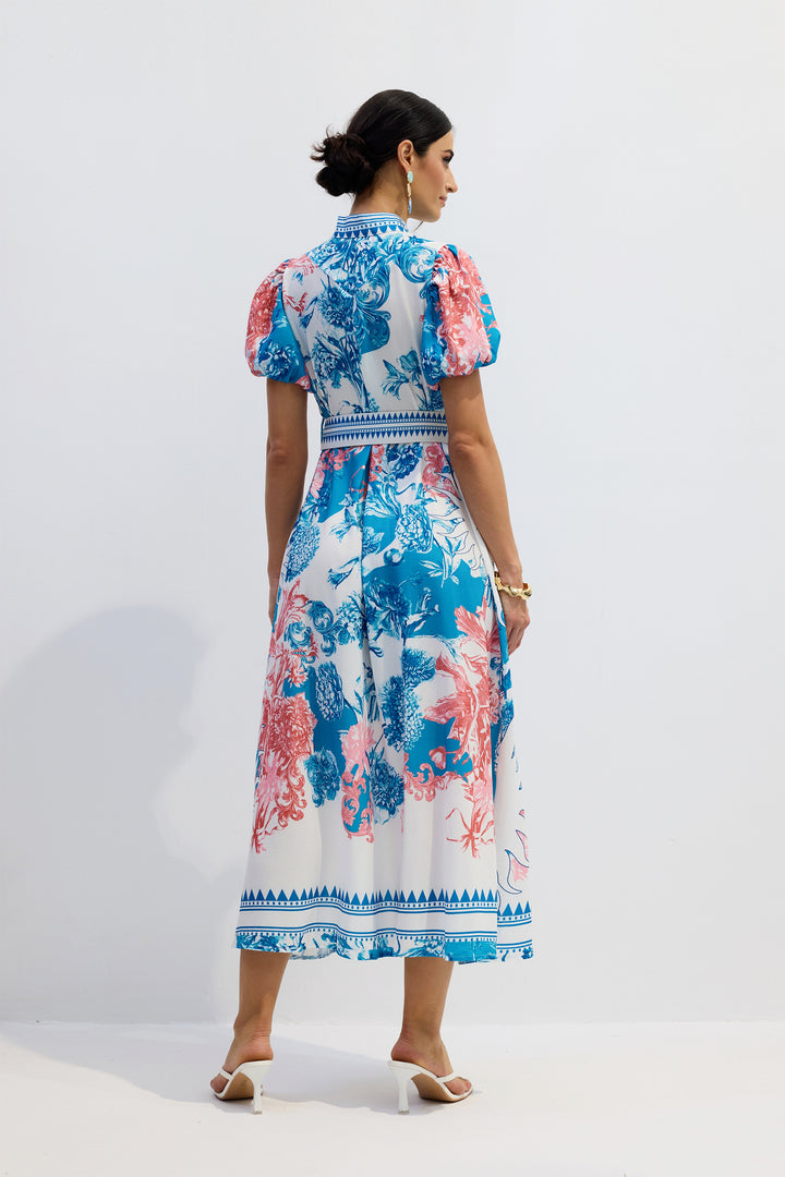 Model trägt das Karen Midi-Kleid - KYMA