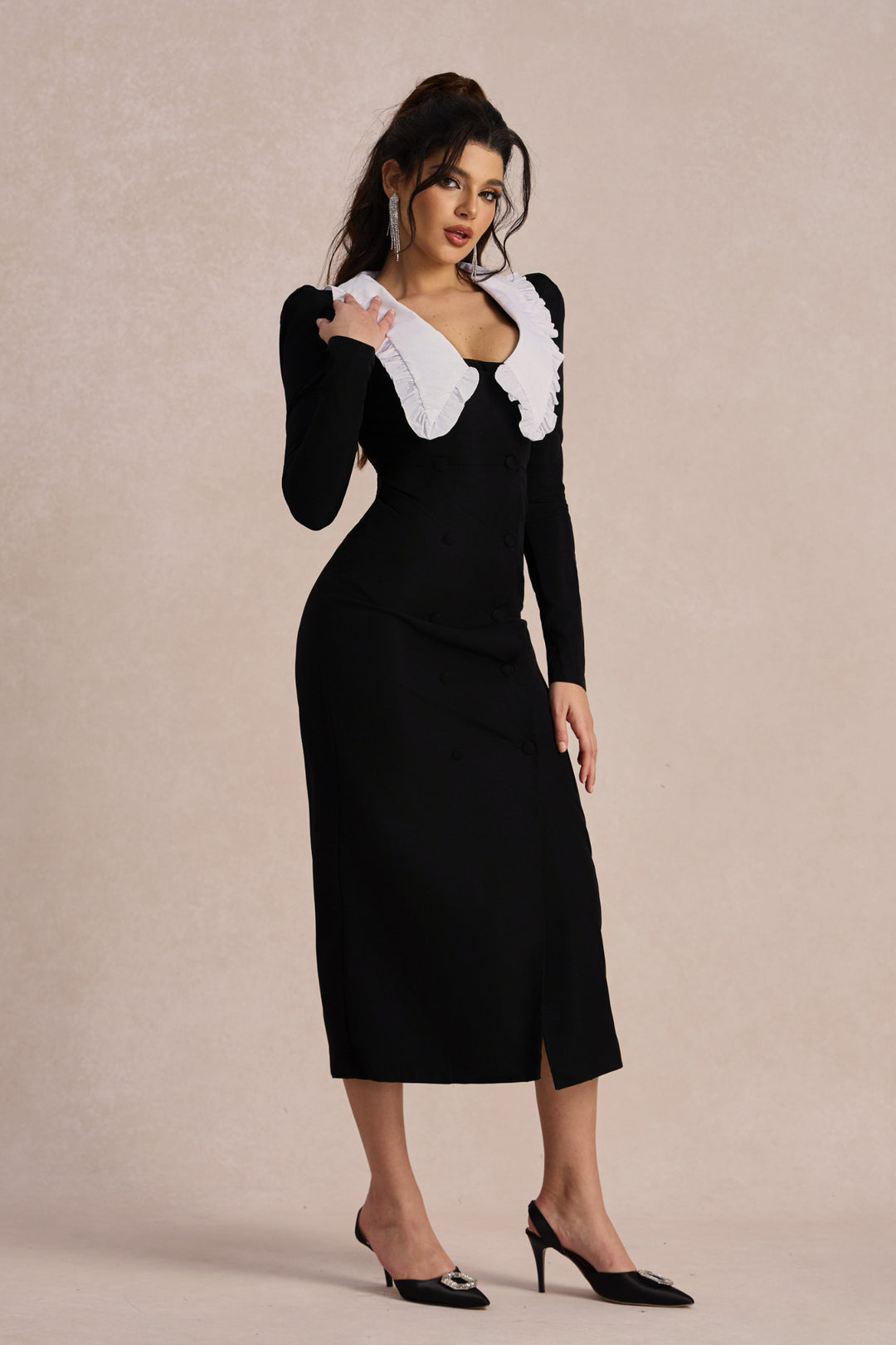 Kathy Peter Pan Collar V Neck Midi Dress White, der Stoff des Kleides zeigt eine interessante Textur