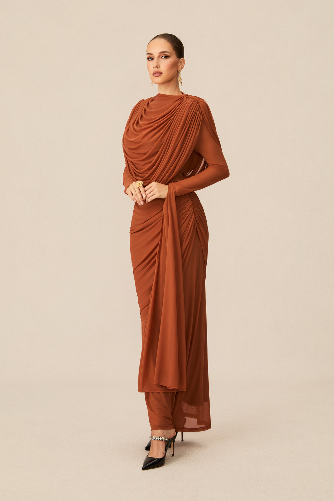Model trägt das Katrina Kleid bei einer Abendveranstaltung - KYMA