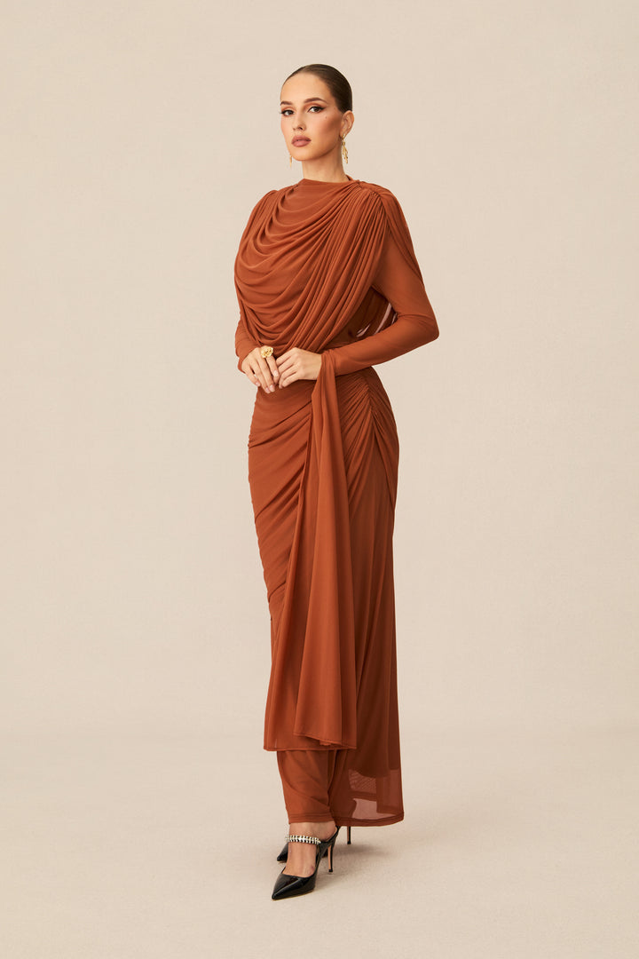 Model trägt das Katrina Kleid bei einer Abendveranstaltung - KYMA