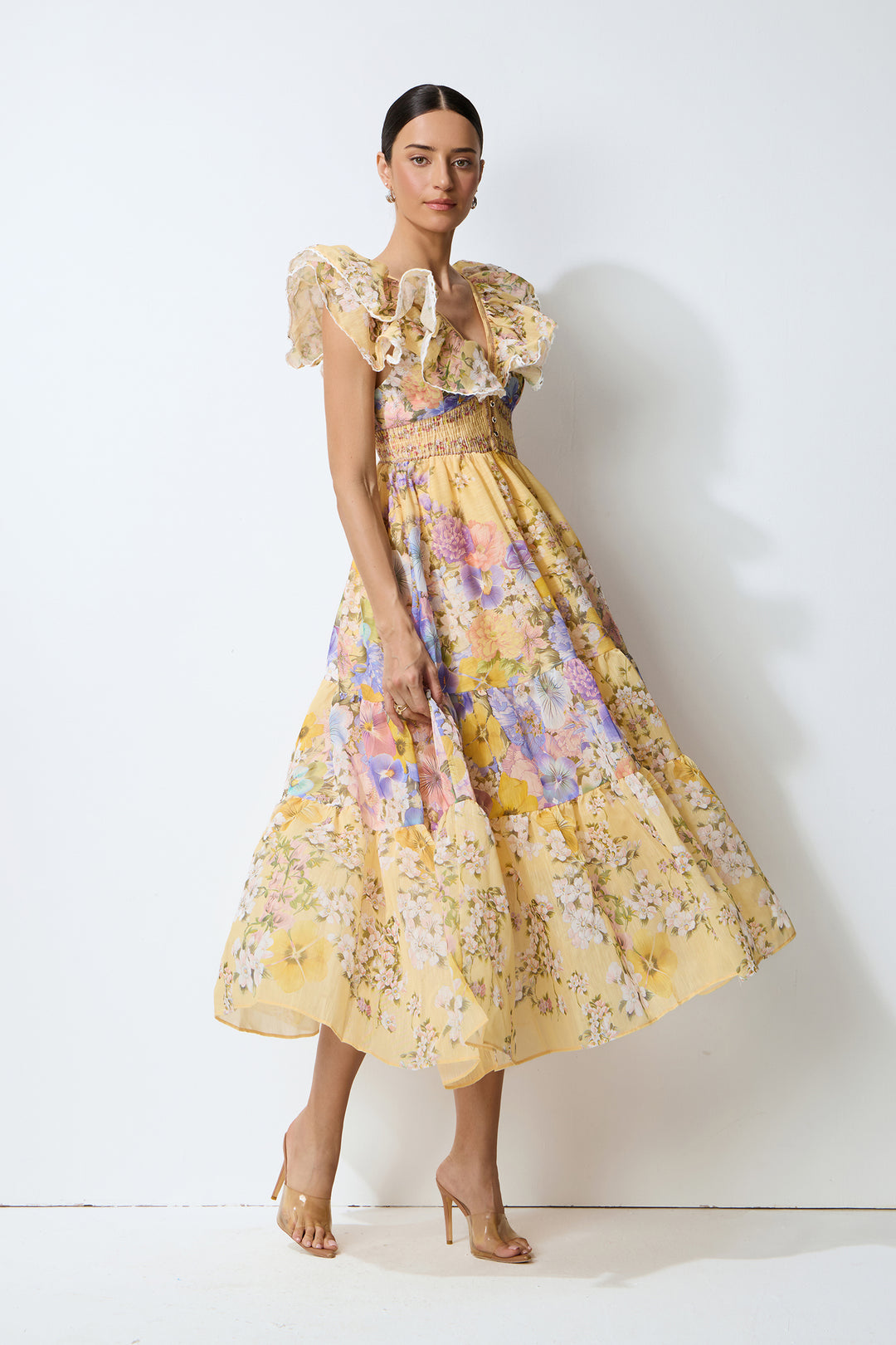 Model trägt das gelbe geblümte Midikleid