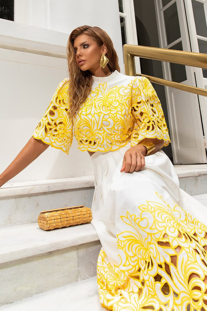 Kelly Zweiteiler mit Blumenstickerei – Outfit Inspiration