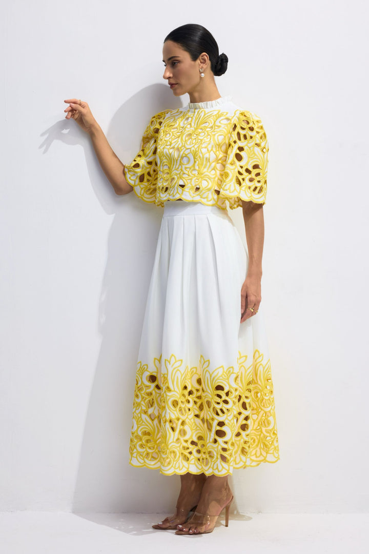 Kelly Zweiteiler mit Blumenstickerei – Crop Top Detail