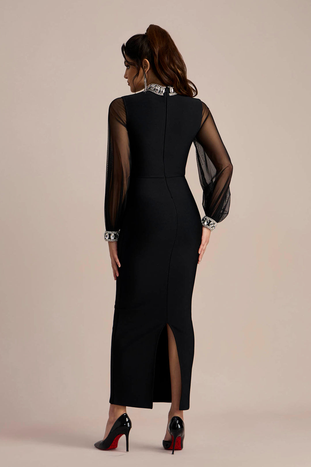 Nahaufnahme des Mesh-Stoffes und der Kristalle am Kimberley Kleid - KYMA