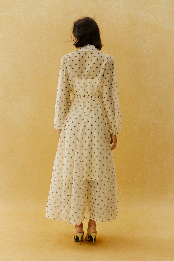 Modell trägt das Polka Dot Maxikleid mit lässigem Charme - KYMA