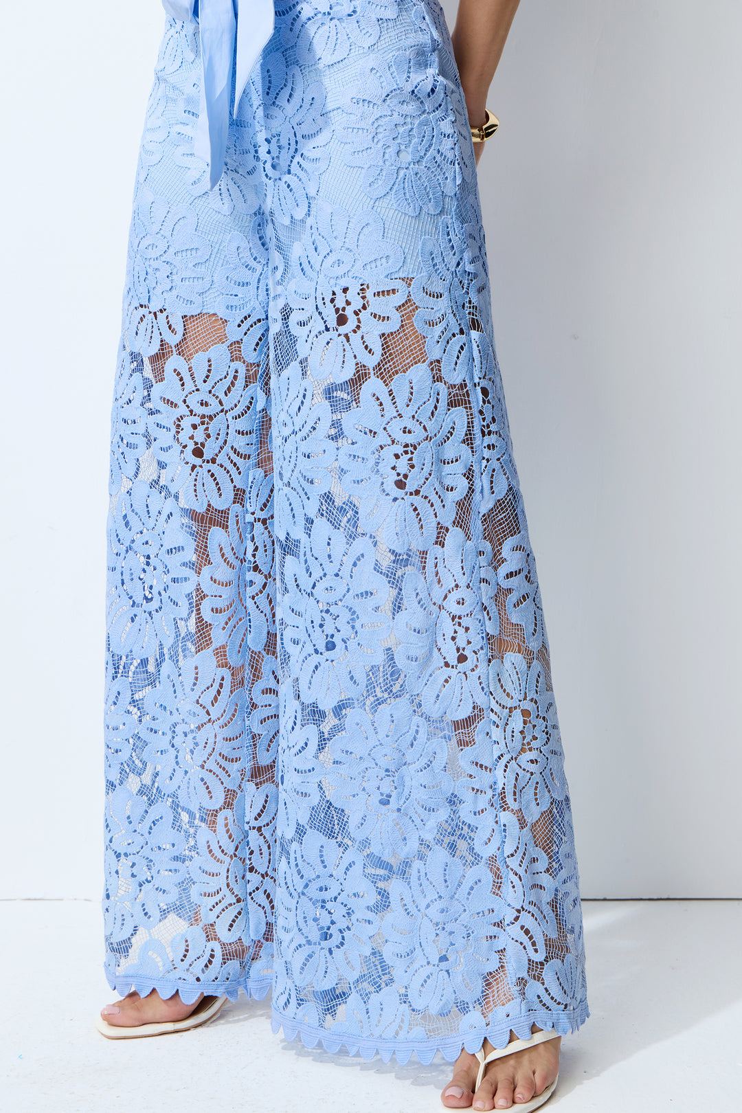 Kombinationsmöglichkeit des blauen Blumen-Spitzen-Sets - KYMA