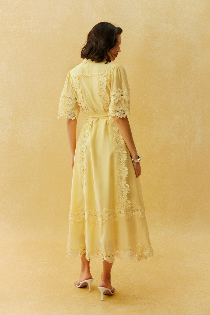 Stoffdetails des leichten gelben Kleids von KYMA