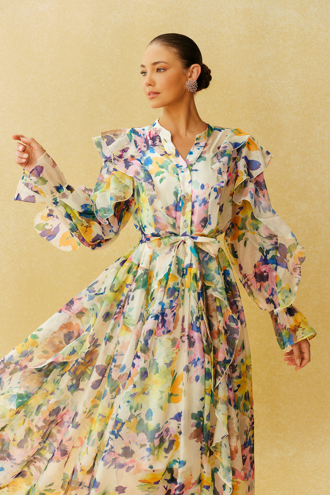 Nahaufnahme des Aquarell-Blumenprints auf dem Kleid von KYMA