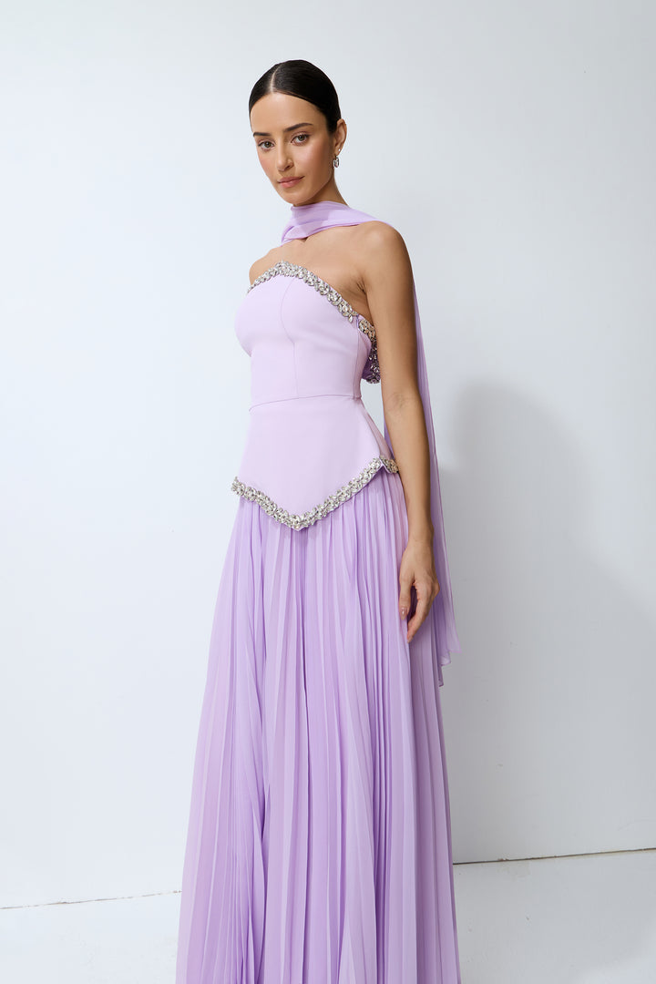 Das lila Set mit Cape mit Fokus auf die Verzierungen