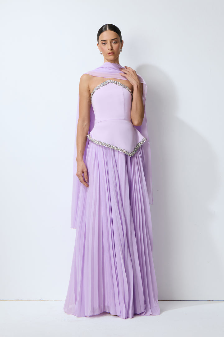 Das lila Set mit Cape, das von der Seite gezeigt wird