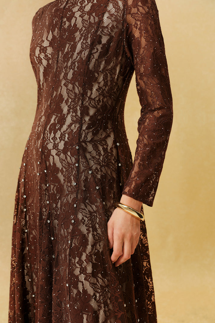 Nahaufnahme der floralen Spitze und der Strasssteine auf dem Kleid