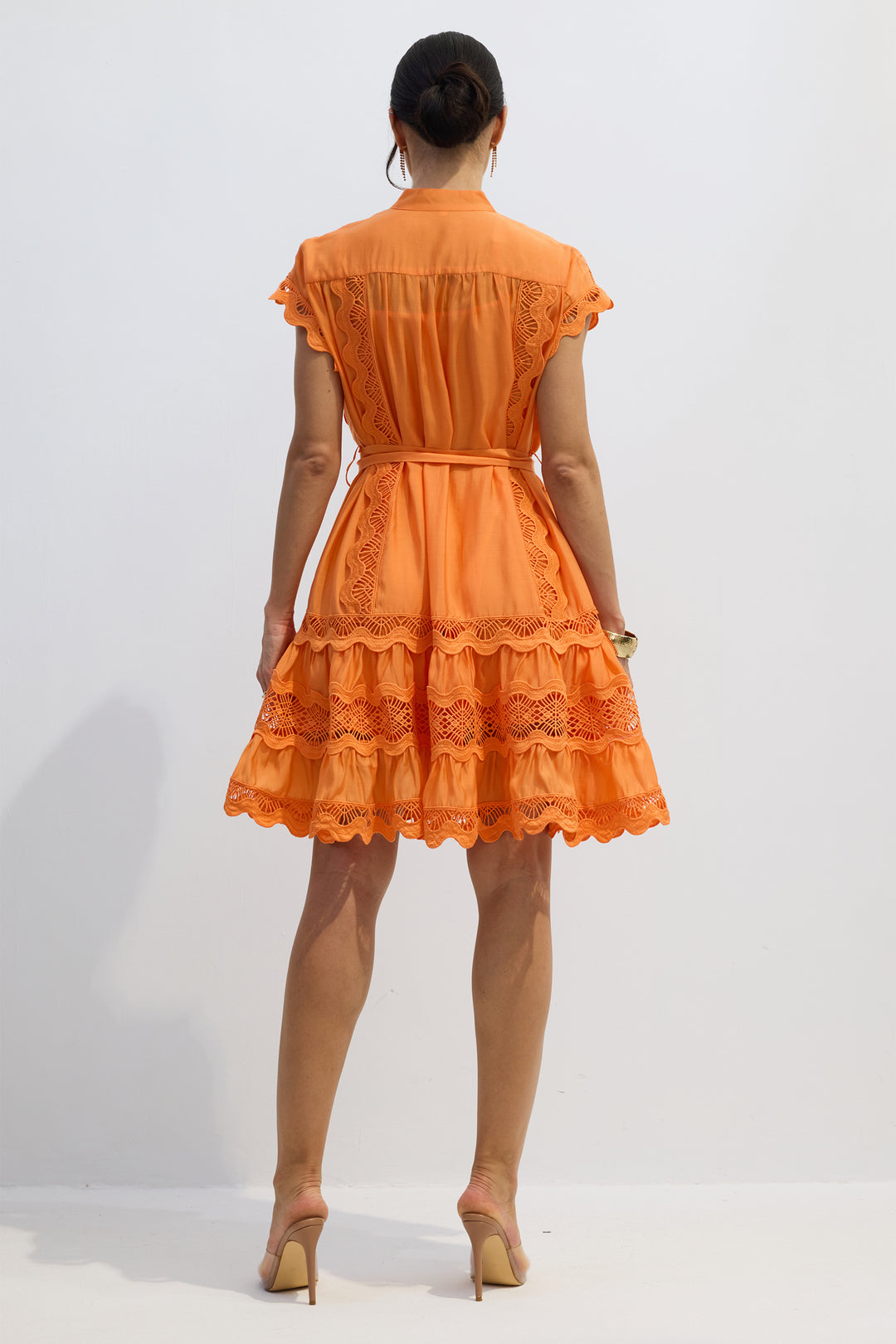 Detail des wellenförmigen Saums am Livia Kleid – KYMA