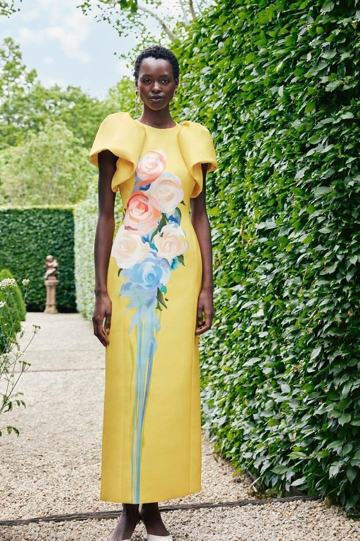 Lorraine Maxikleid in einer eleganten Pose - KYMA