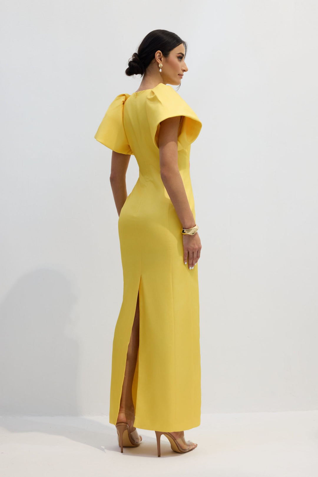 Model trägt das Lorraine Maxikleid in einer Gartenumgebung - KYMA