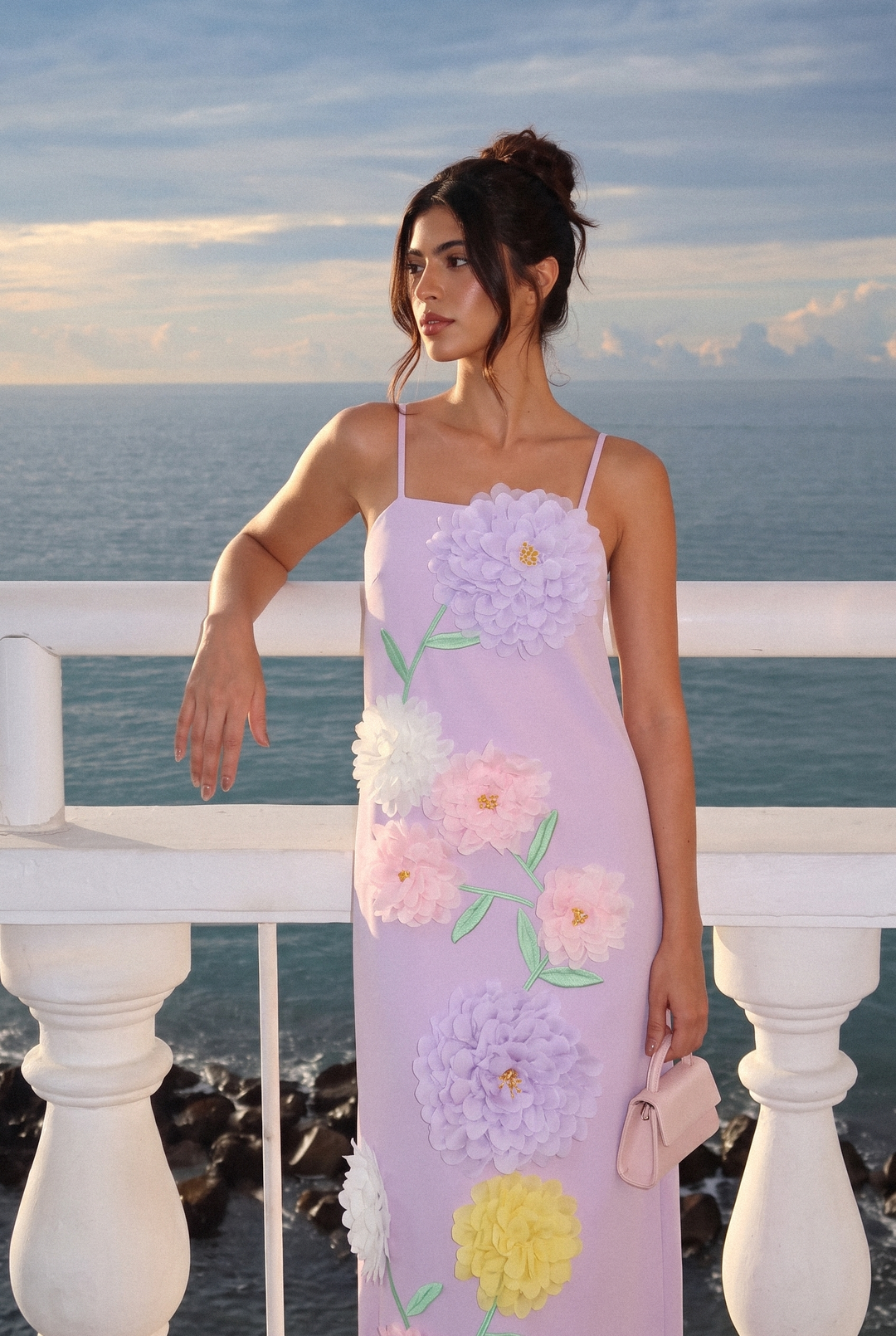 Louisa Maxikleid mit Blumenapplikationen und Spaghettiträgern - Detailansicht - KYMA