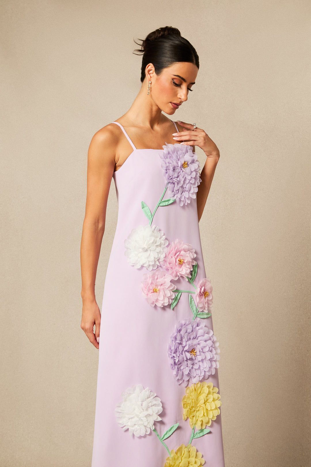 Louisa Maxikleid mit Blumenapplikationen und Spaghettiträgern - Tragebild - KYMA