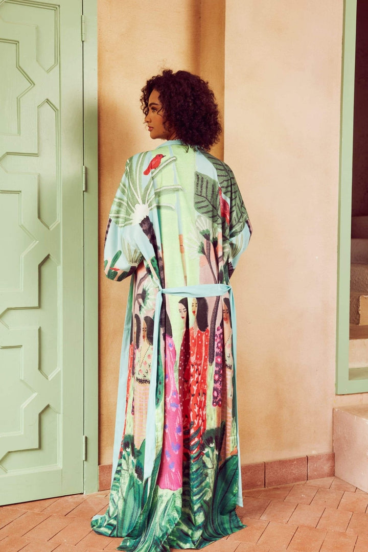 Verschlungene Details des tropischen Drucks auf dem Lucinda Kimono von KYMA