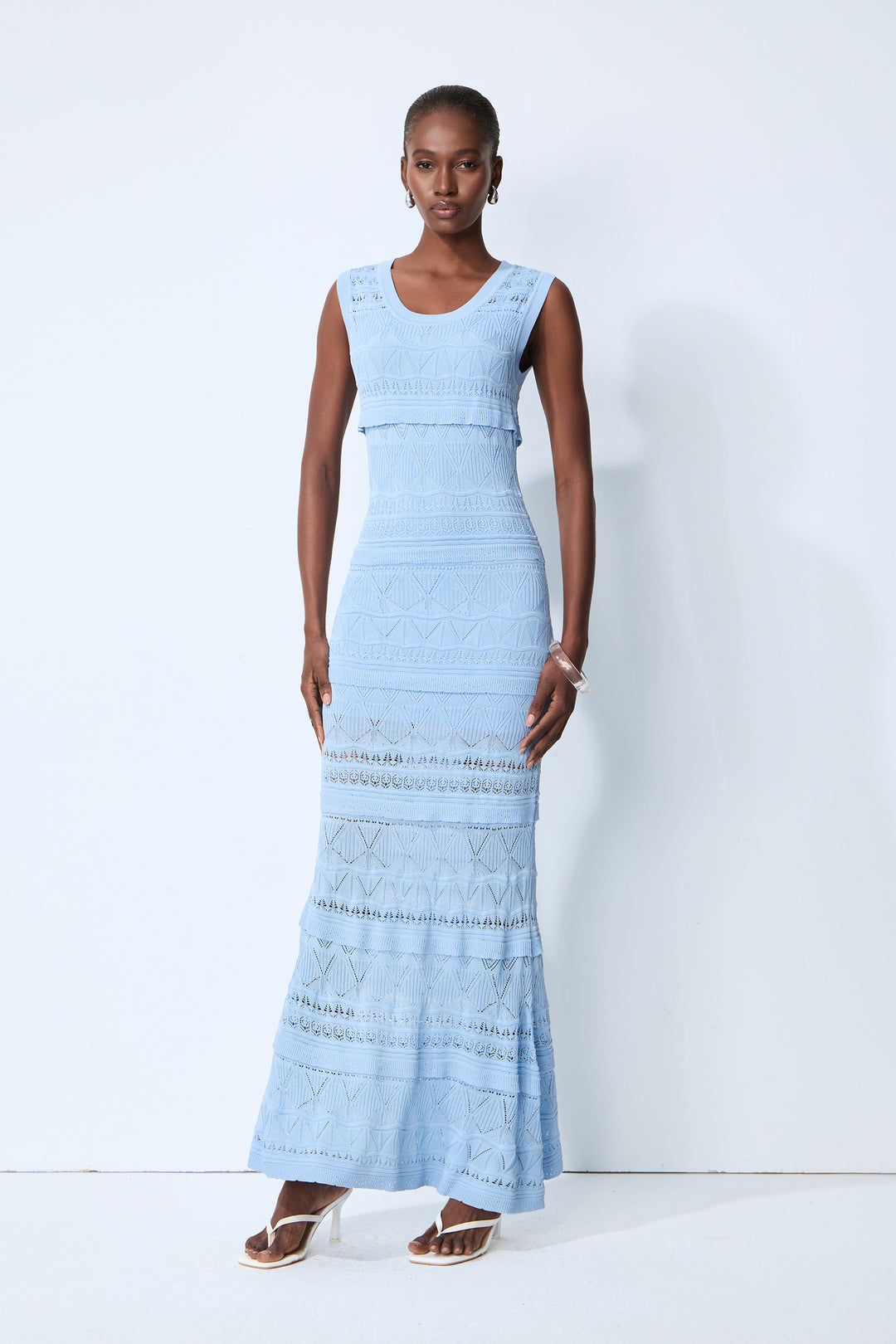 Luftiges Strick-Maxikleid mit Stufen – Gesamtansicht