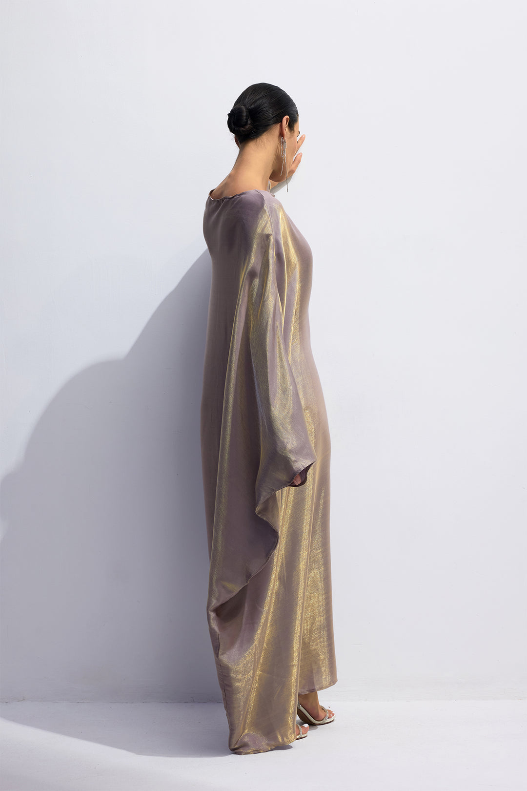 Nahaufnahme des Stoffes und der Ärmel des Madeline Kaftans - KYMA