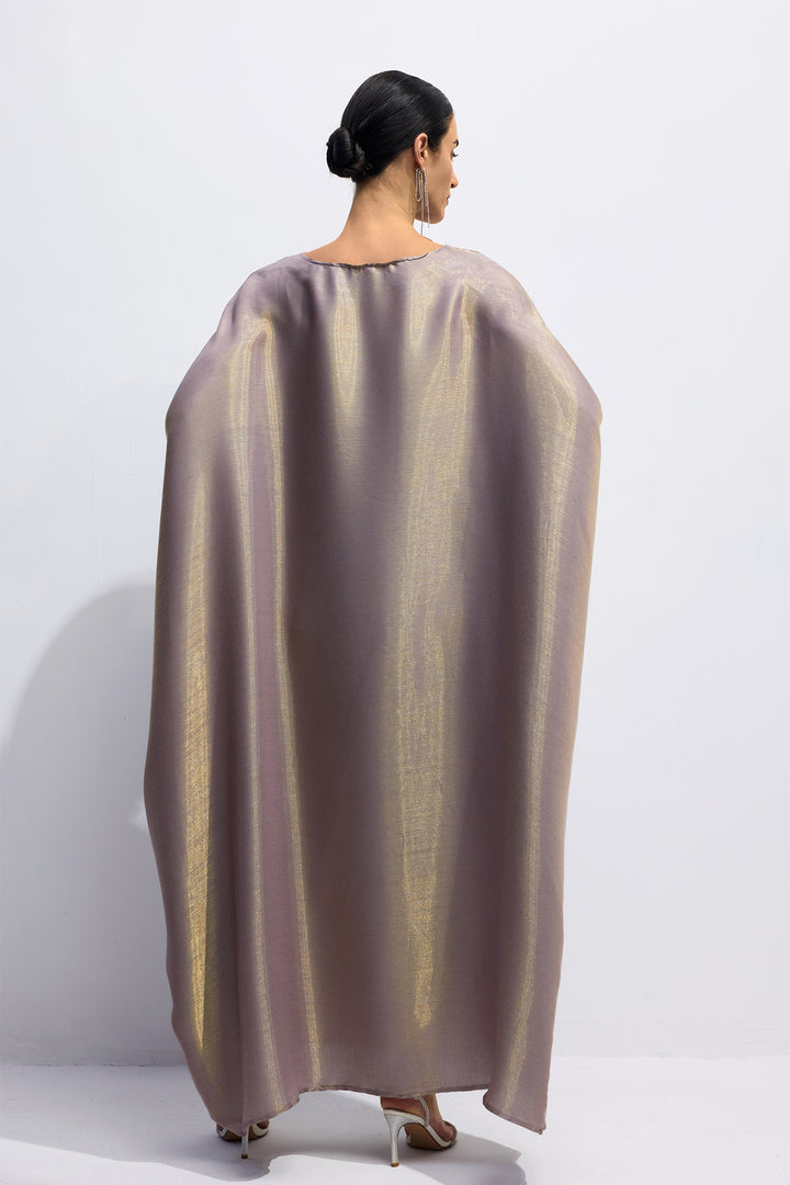 Detail der Silhouette des Madeline Fledermausärmel Maxikleids - KYMA
