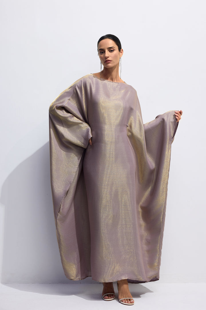 Model trägt den eleganten Madeline Maxi-Kaftan - KYMA