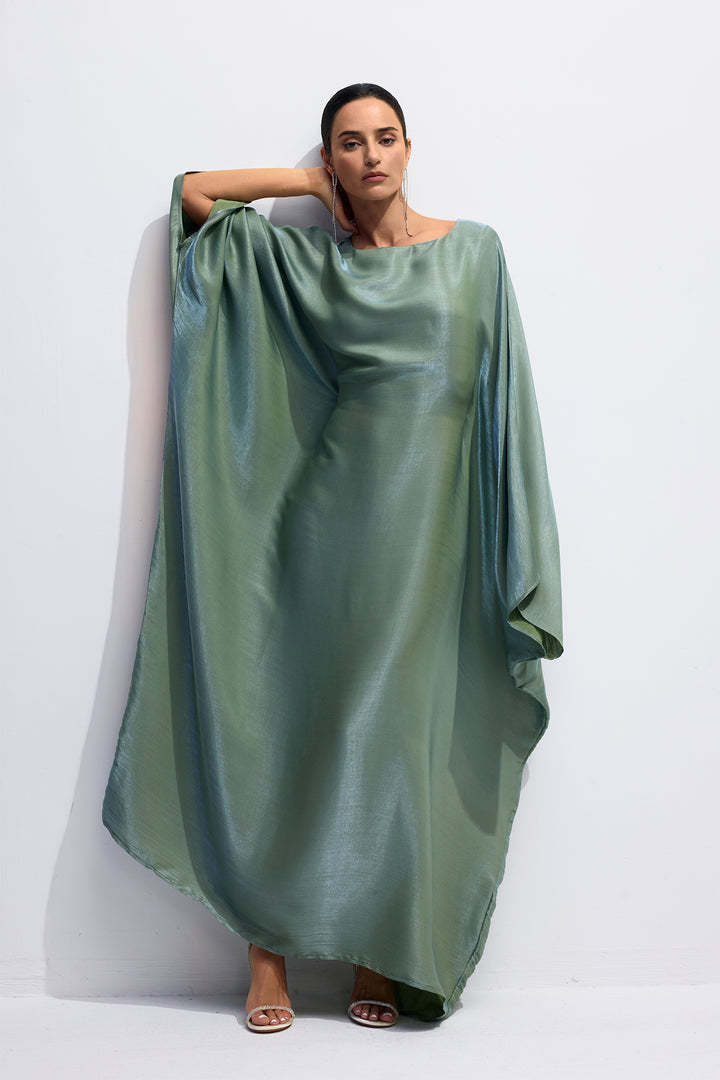 Nahaufnahme des schimmernden Stoffes des Madeline Kaftans – KYMA