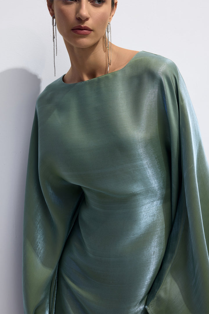 Detail der Fledermausärmel am Madeline Kaftan – KYMA