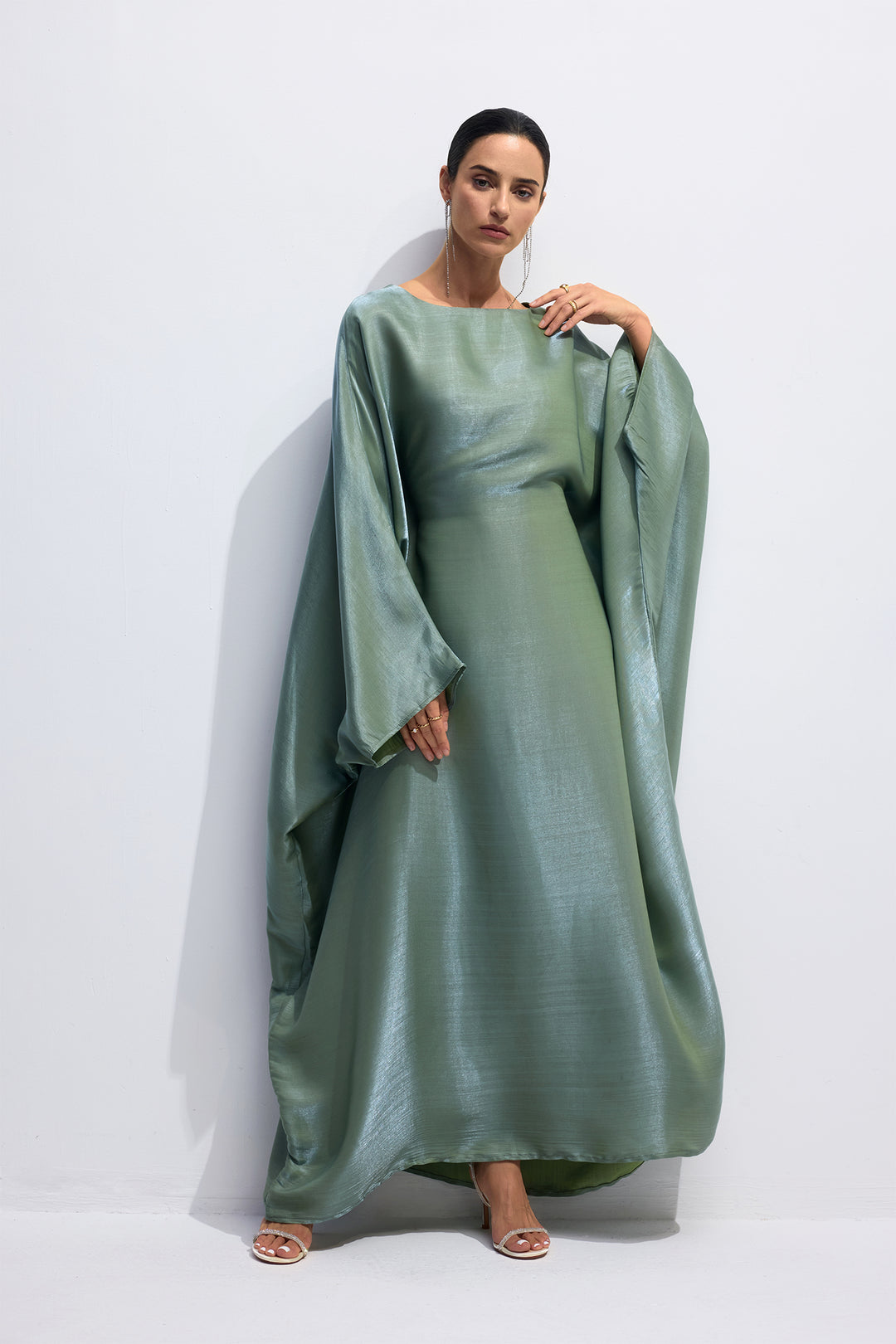Madeline Kaftan in eleganter Pose – KYMA