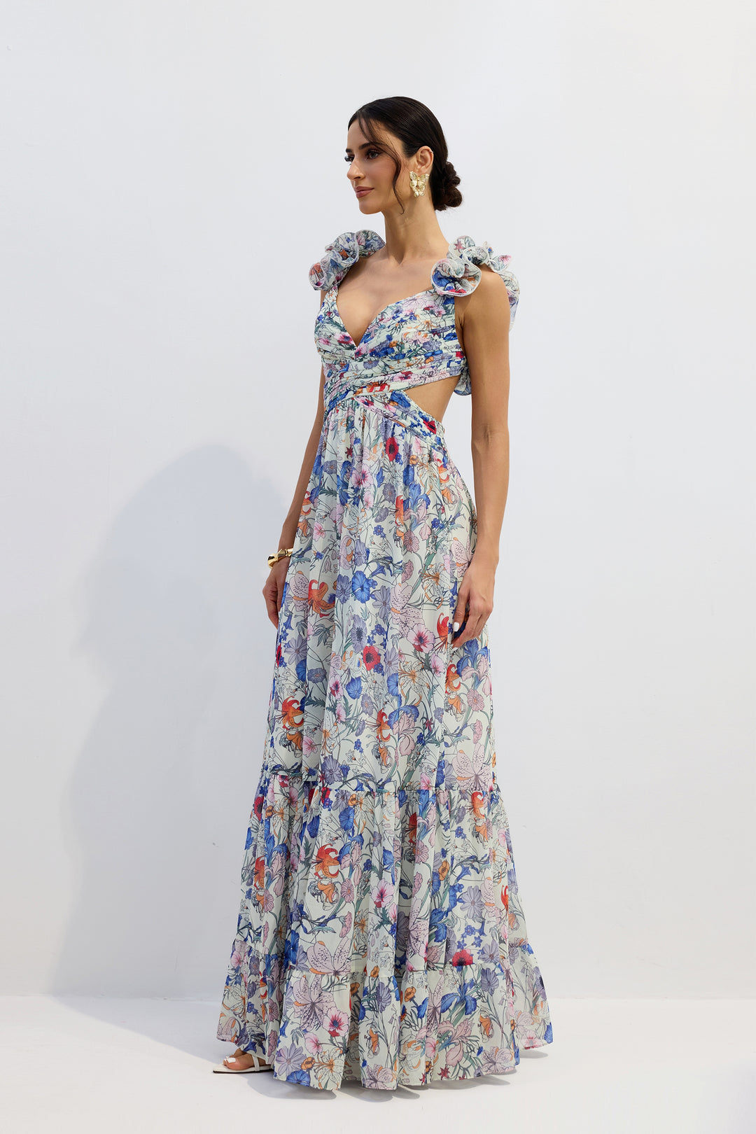 Modell trägt das Marissa Maxikleid in voller Länge - KYMA