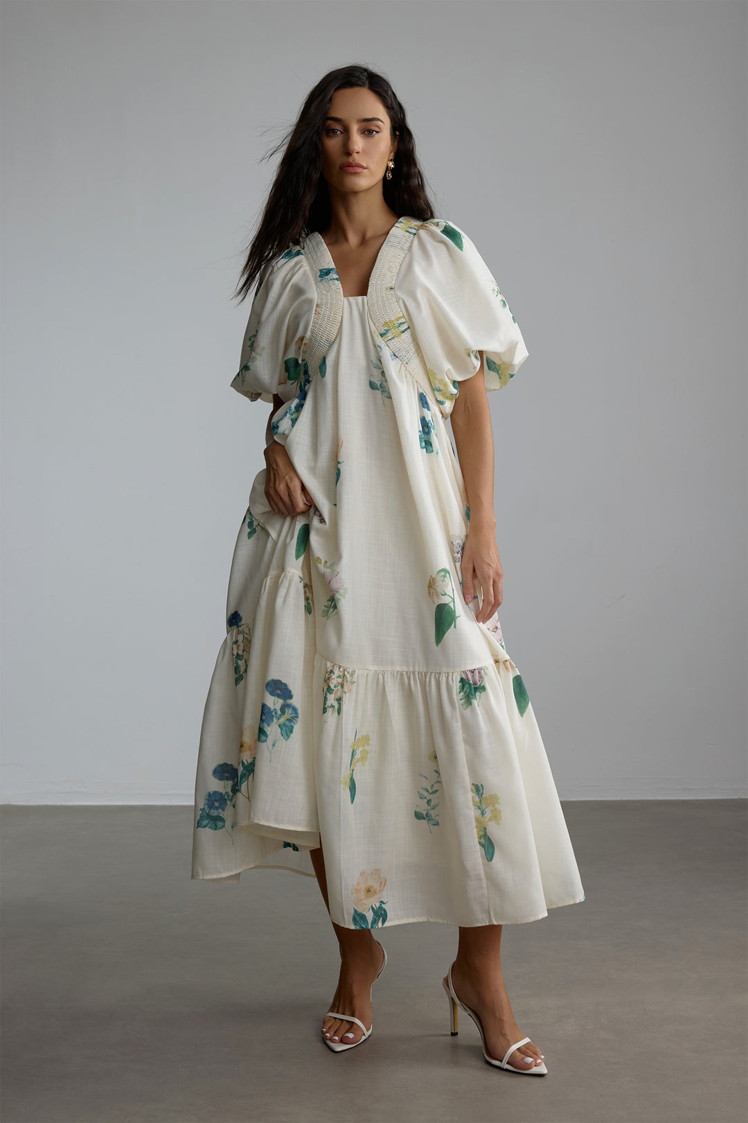 Maura Maxikleid mit Blumenmuster und Puffärmeln Ausschnitt Detail - KYMA