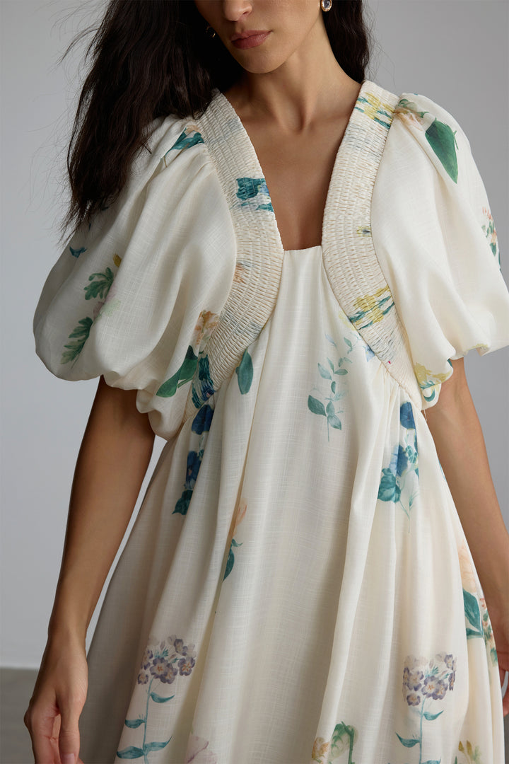 Maura Maxikleid mit Blumenmuster und Puffärmeln Model in Bewegung - KYMA