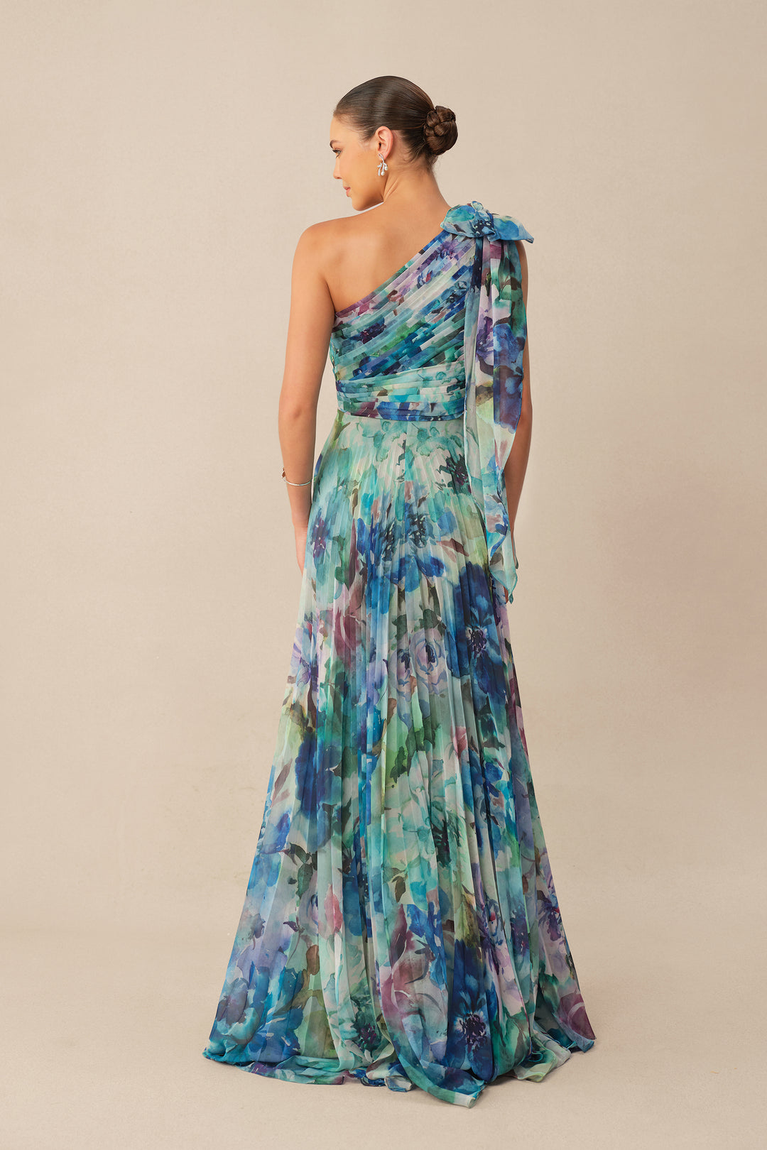 Model in elegantem Maxikleid mit Blumenmuster