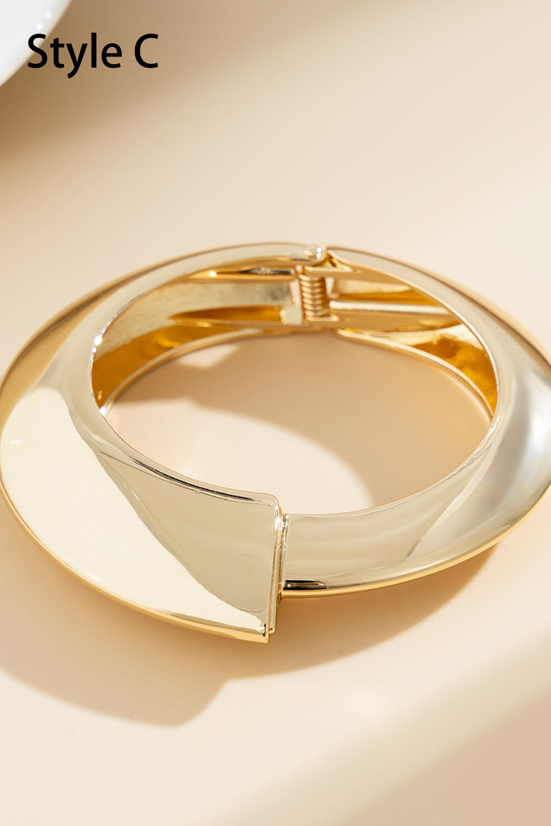 Metall-Armreif mit unregelmäßiger Form – KYMA