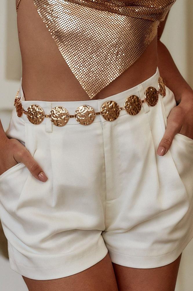Metall Rund Dekor Taillenkette Gürtel von KYMA, getragen über einem Kleid