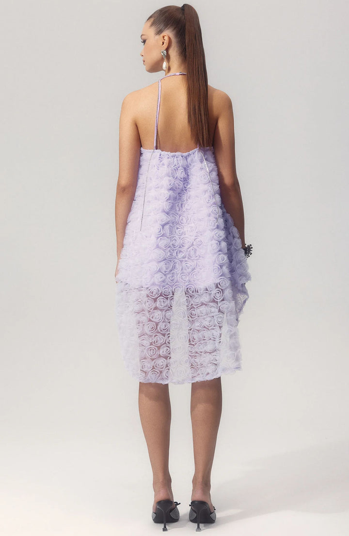 Kyma Modell im eleganten Mini Kleid für den Urlaub