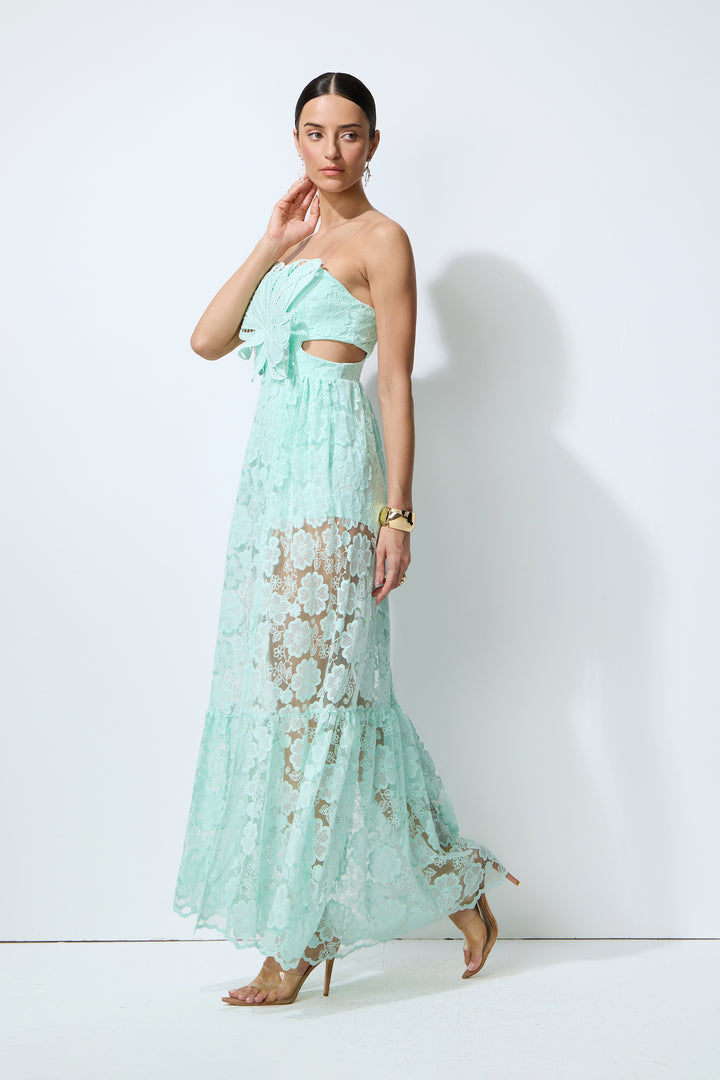 Model trägt mintfarbenes Spitzen-Maxikleid - KYMA