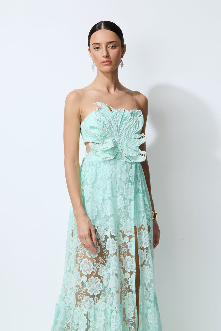 Mintfarbenes Spitzen-Maxikleid im Freien - KYMA