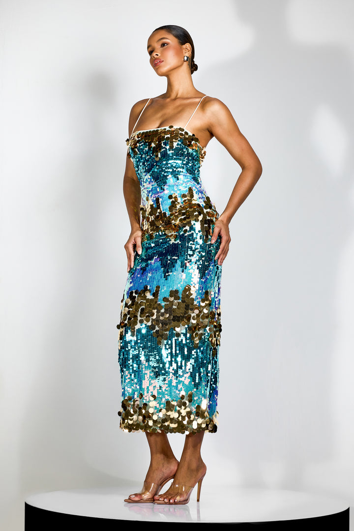 Model trägt das Maxikleid bei Nacht