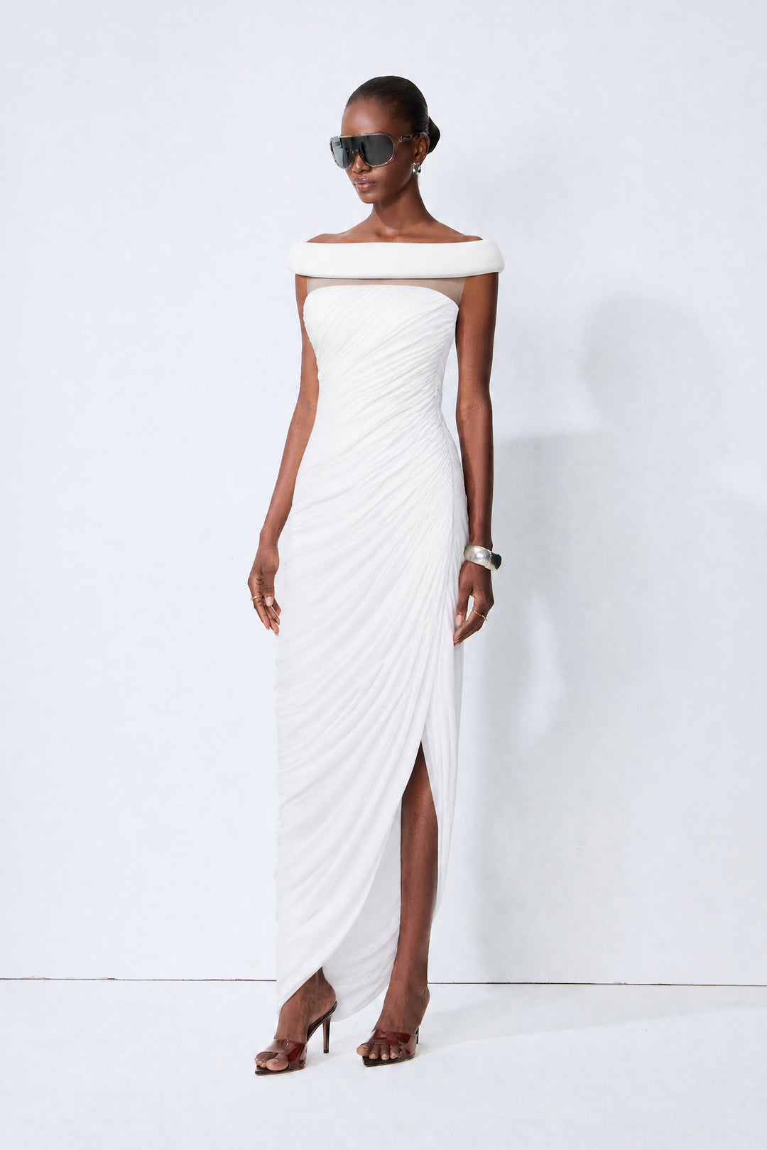 Monaco Mood weißes Off-Shoulder asymmetrisches Maxikleid mit hohem Schlitz Vorderansicht - KYMA