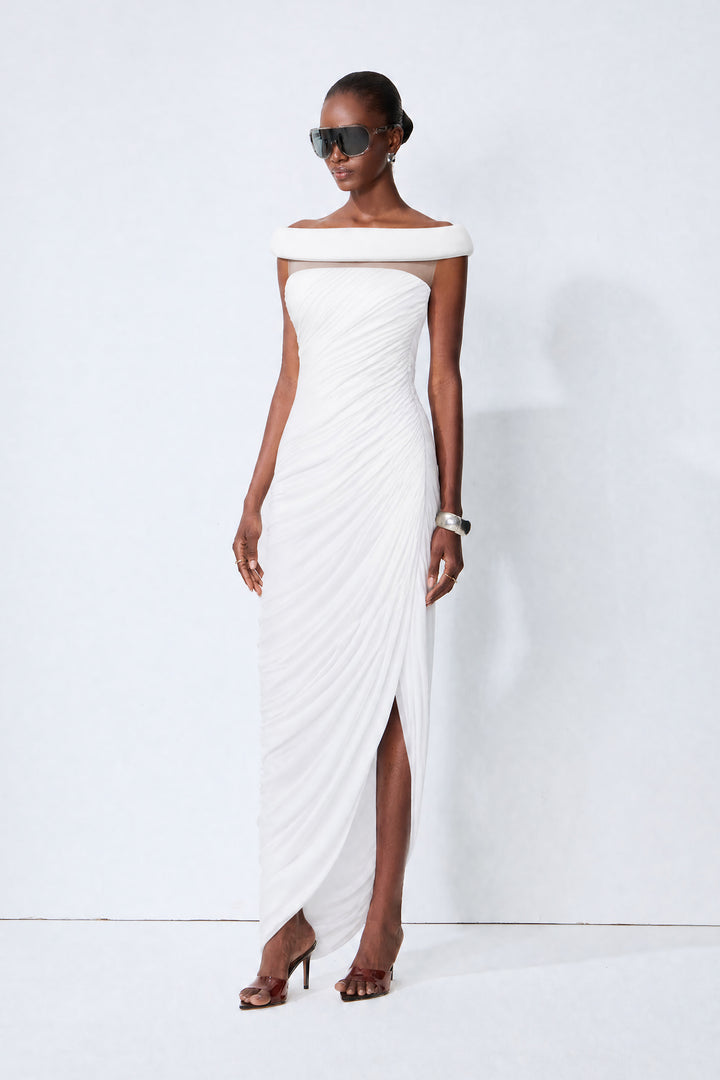 Monaco Mood weißes Off-Shoulder asymmetrisches Maxikleid mit hohem Schlitz Vorderansicht - KYMA