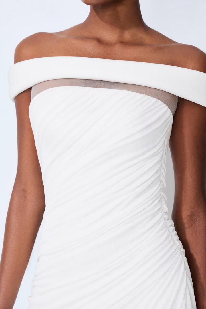 Monaco Mood weißes Off-Shoulder asymmetrisches Maxikleid mit hohem Schlitz Seitenansicht - KYMA