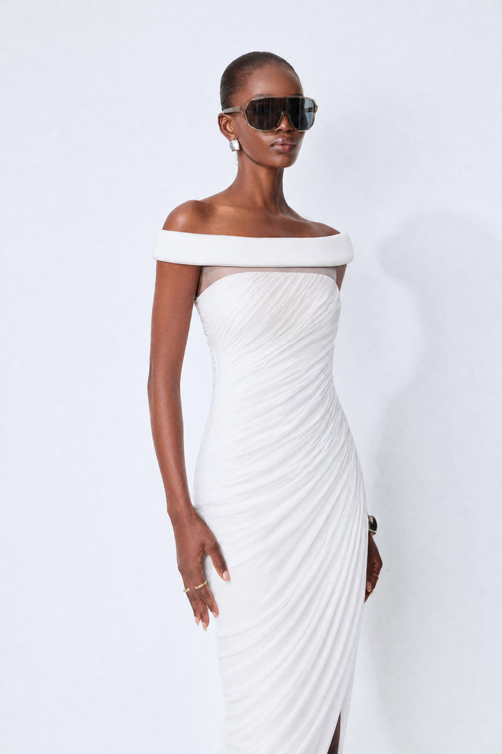 Monaco Mood weißes Off-Shoulder asymmetrisches Maxikleid Detail vom Dekolleté - KYMA