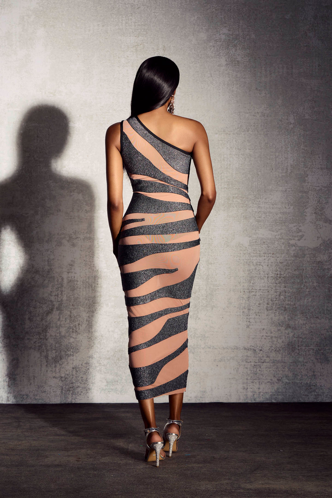Detail des Ausschnitts des Morgan One Shoulder Bandage Midi-Kleids von KYMA