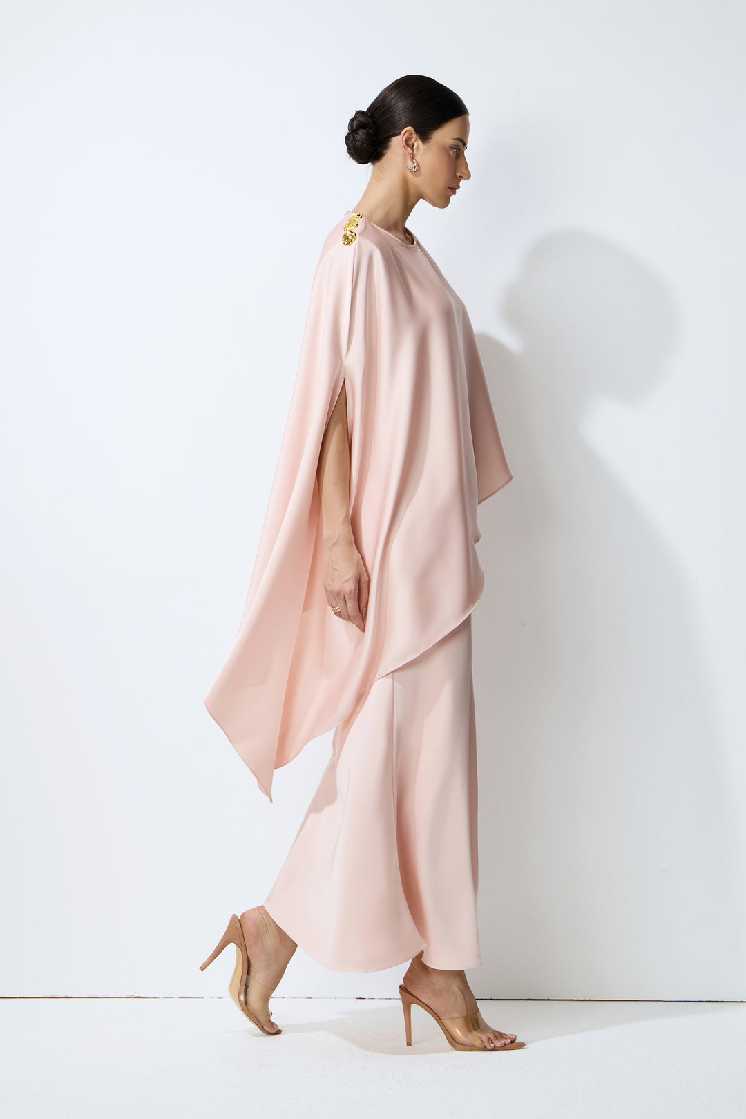 Model trägt das rosa Satin-Set