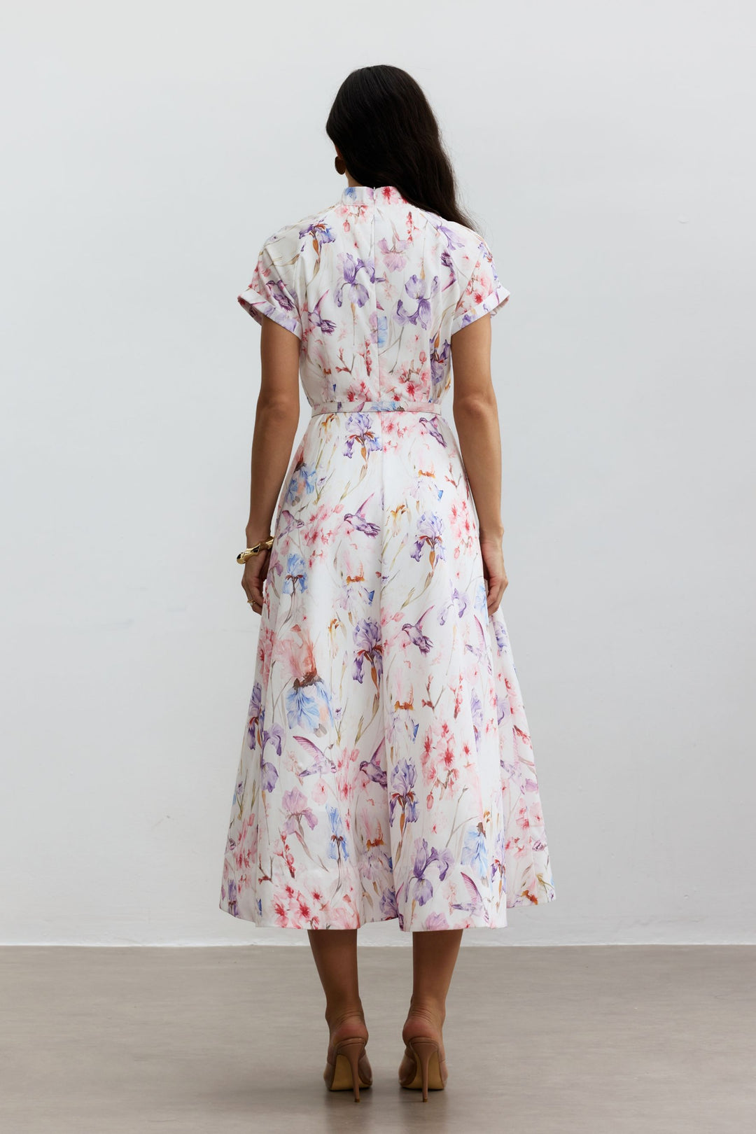 Model trägt das Muriel Midikleid - KYMA