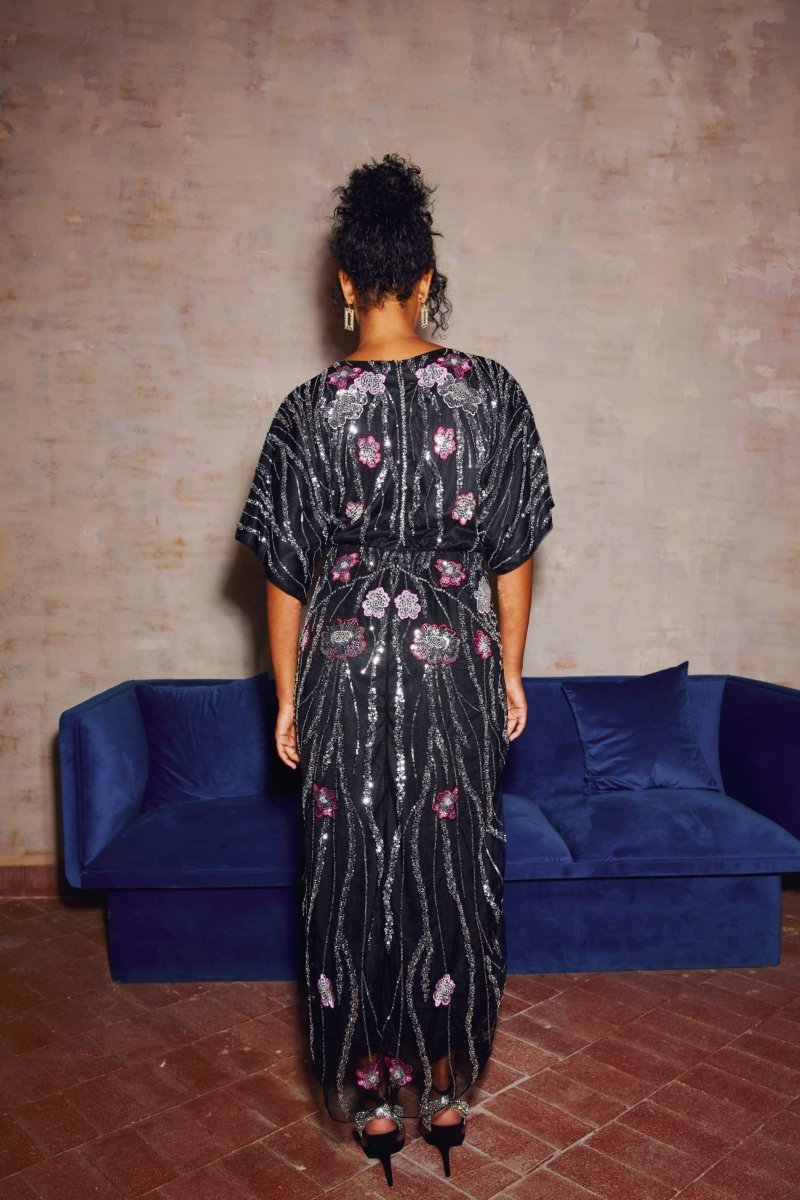 Nina Maxikleid mit Blumenstickerei und Pailletten - Passform-Detail - KYMA